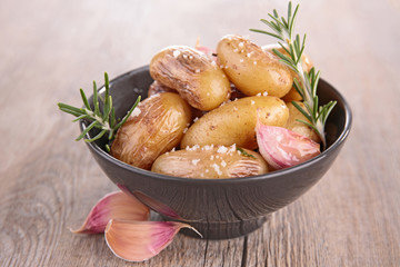 fried potatoes with garlic and rosemary