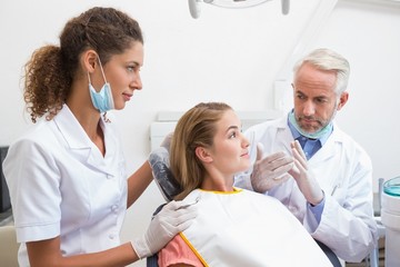 Obraz na płótnie Canvas Dentist examining a patients teeth