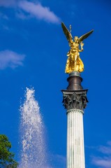 Fototapeta premium Friedensengel mit Brunnenfontäne