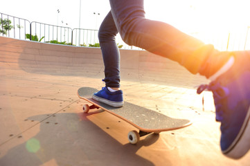 skateboarding  on sunrise skatepark - obrazy, fototapety, plakaty