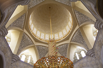 Fototapeta na wymiar Внутренняя часть центрального купола Белой мечети Абу-Даби. ОАЭ.