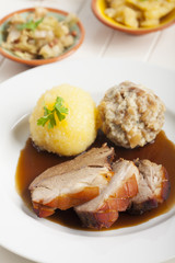 Bayerische gebratenes Schweinefleisch und Bier