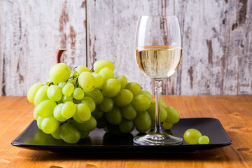 Bicchiere di vino bianco con uva