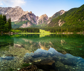 Laghi di Fusine,panorama górskiego jeziora w Alpach włoskich - obrazy, fototapety, plakaty