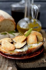 sandwiches with mushrooms and sour cream