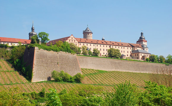 Festung Marienberg &uuml;ber den Weinbergen von W&uuml;rzburg