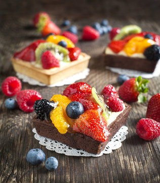 Tartlets with chantilly cream and berries