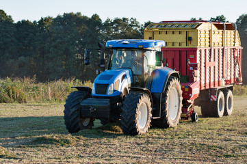 traktor na polu © Andrzej Płotnikow
