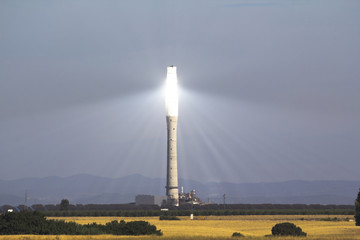 Fototapeta premium Wieża solarna w zrównoważonej elektrowni