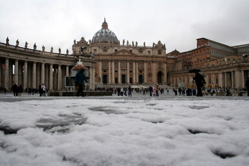 Fototapeta na wymiar San Pietro sotto la neve