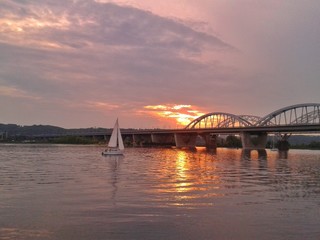 Fototapeta premium Sailing on the sunset