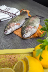 Frische Forelle mit Limone auf einem Holztablett