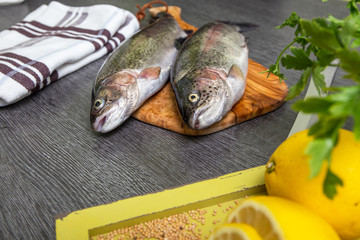 Frische Forelle mit Limone auf einem Holztablett