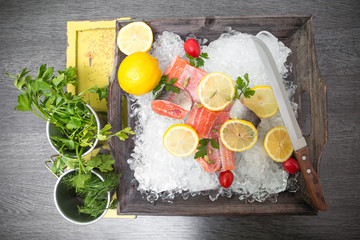 Frische Forelle mit Lemon auf einem Holztablett