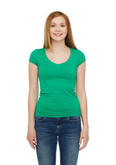 Obraz premium smiling teenage girl in casual clothes
