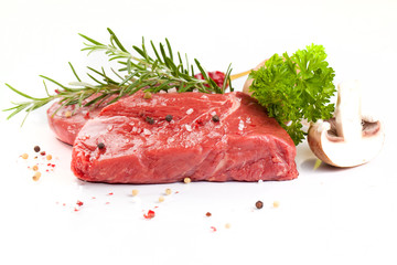 fleisch stück auf weissem hintergrund