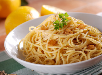 spaghetti al limone con aglio e pepe