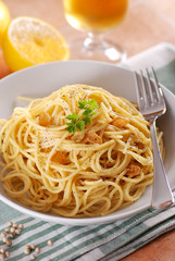 spaghetti al limone con aglio e pepe