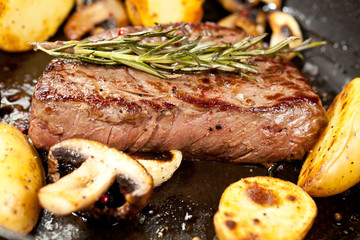 irisch rinder steak mit bratkartoffeln