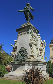 Statue de Danton par Edmond Desca &agrave; Tarbes (65)