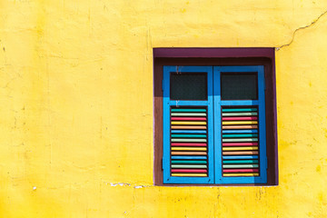 Obraz na płótnie Canvas Colorful windows and details on a colonial house in Little India