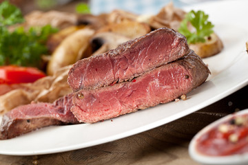 Fototapeta premium steak fleich gericht auf dem tisch