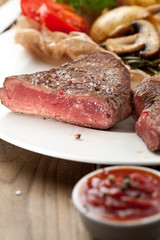 Obraz premium steak fleich gericht auf dem tisch