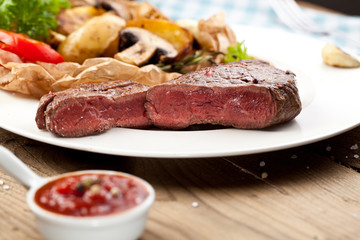 steak fleich gericht auf dem tisch