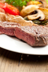Fototapeta premium steak fleich gericht auf dem tisch