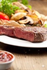 steak fleich gericht auf dem tisch