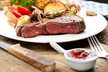 steak fleich gericht auf dem tisch