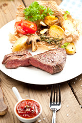 steak fleich gericht auf dem tisch
