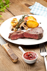 steak fleich gericht auf dem tisch