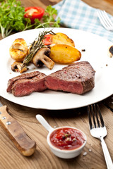 steak fleich gericht auf dem tisch