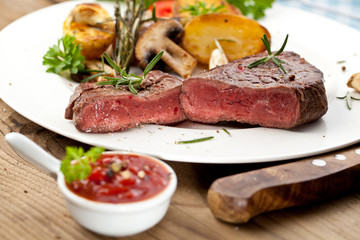 steak fleich gericht auf dem tisch