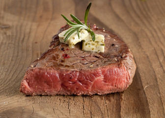 steak fleich gericht auf dem tisch