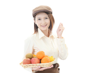 果物を持つウェイトレス