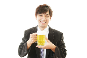 ビールを飲む笑顔のサラリーマン