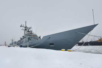 Morze, zimowy port z okrętem wojennym