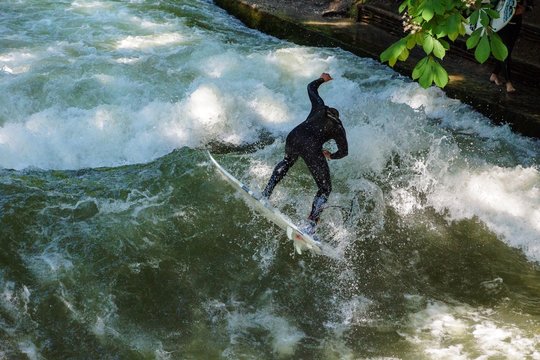 Eisbach-Surfer kurz vor dem Sturz