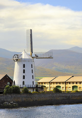 Irlandia, stary wiatrak  nad rzeką Shannon © janmiko