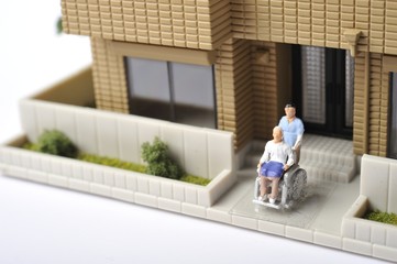 車椅子を使っている高齢者と介護している人