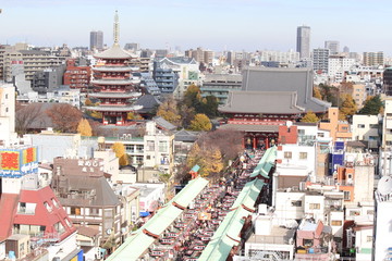 Obraz premium 浅草寺 仲見世通り、宝蔵門と五重塔