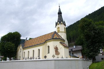 Fototapeta na wymiar Kirche hl. Sebastian in Mathon bei Ischgl - Alpen