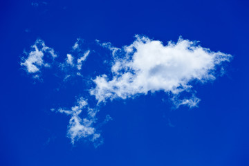 nuage de beau temps sur fond de ciel bleu outremer