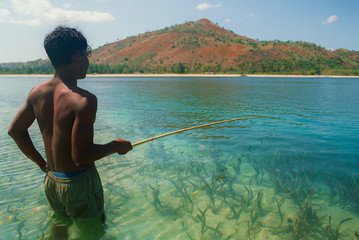 indonesian fisherman at gili trawangan - obrazy, fototapety, plakaty