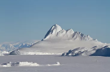 Poster Pyramid prominent iceberg frozen in winter Antarctic waters © Tarpan