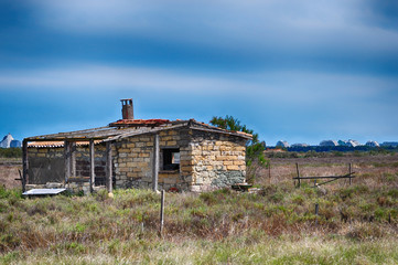cabane abandonn&eacute;e derri&egrave;re la GRANDE MOTTE