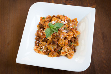 Farfalle con pomodoro e carne di manzo