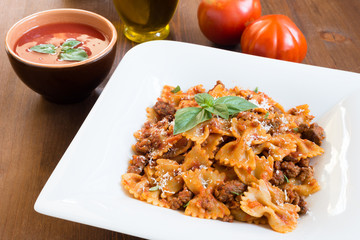 Farfalle con pomodoro e carne di manzo